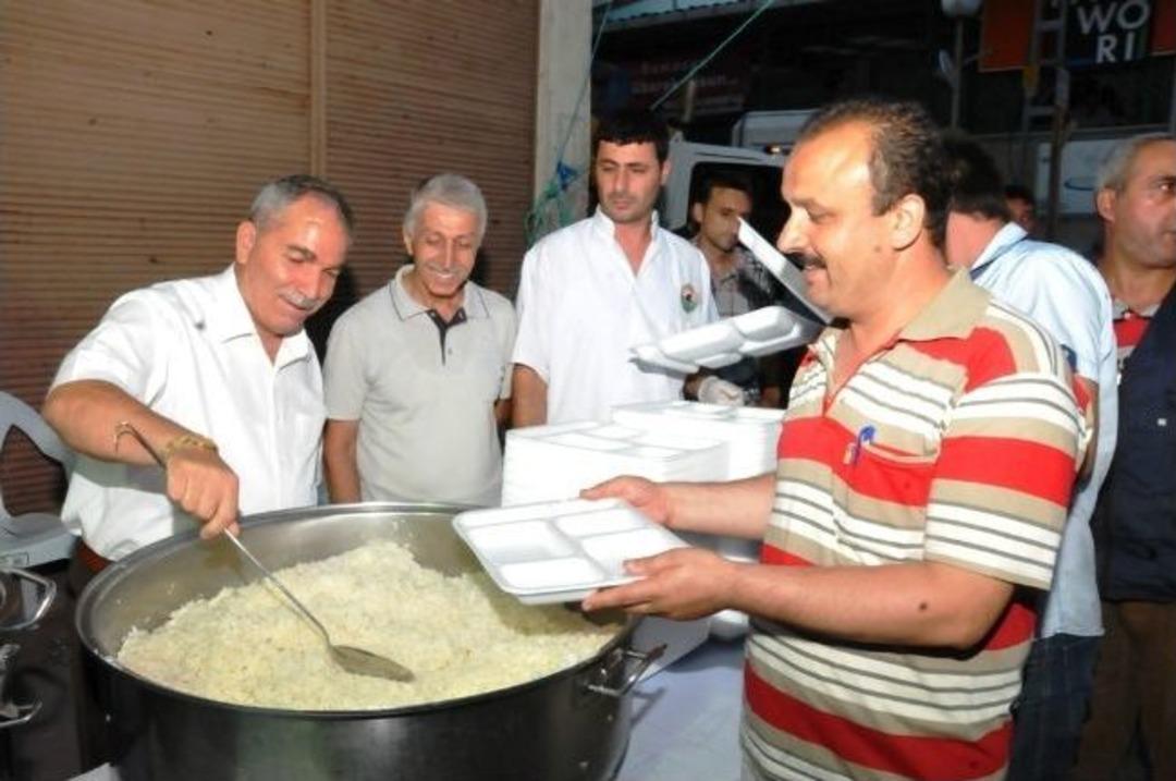 İftar &Ccedil;adırına Akın Ettiler