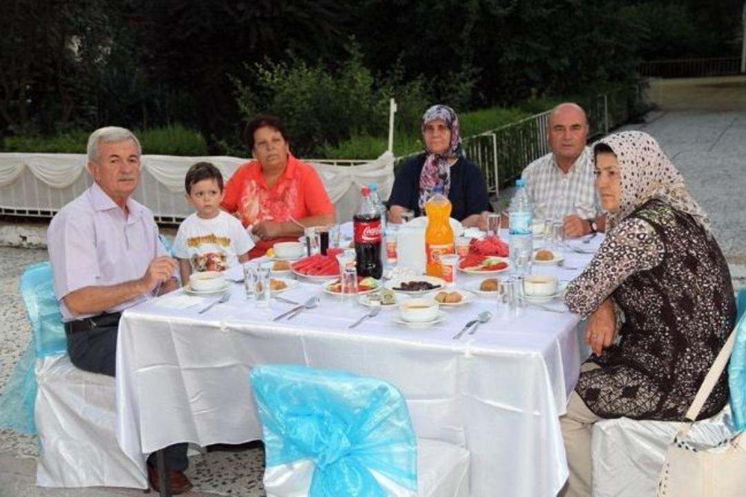 Vali Yerlikaya Şehit Aileleri Ve Gazilerle İftarda Bir Araya Geldi