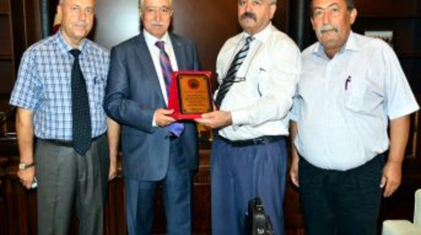 Emeklilerden Zihni Aldırmaz&rsquo;a Plaket