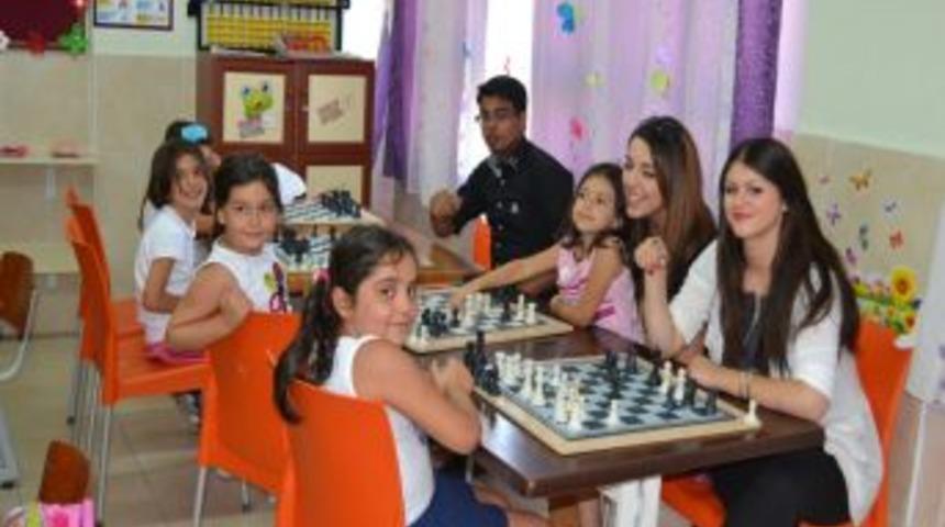 Bur&ccedil; Ceyhan&rsquo;da 'İngilizce Yaz Okulu' Sona Erdi