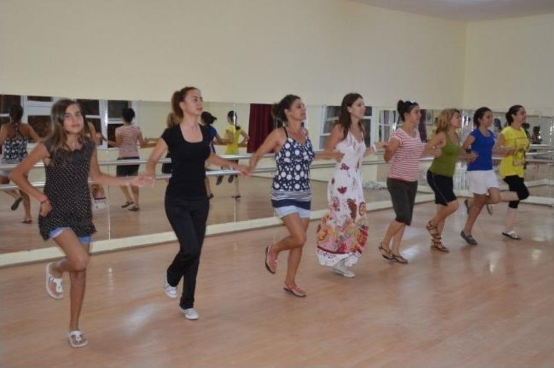 Dikili Belediyesi Folklor Festivalinde