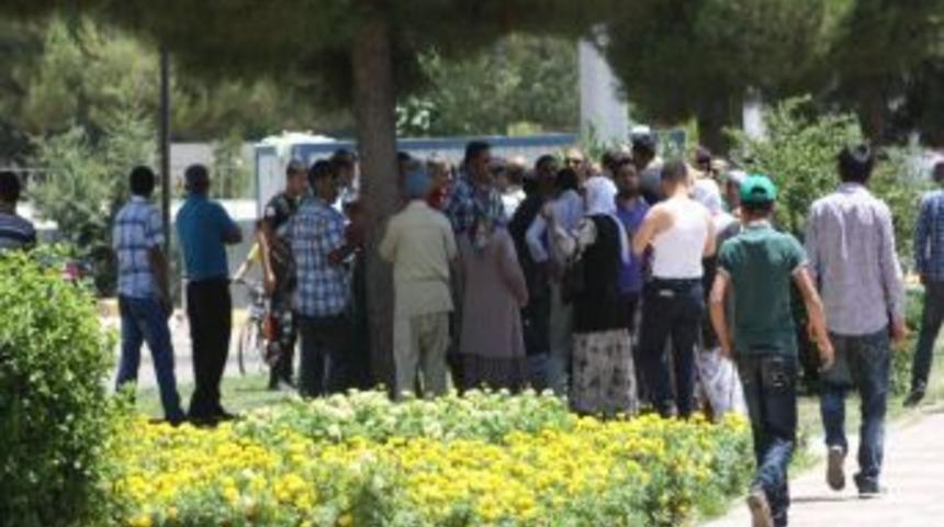 Diyarbakır Adliyesi &Ouml;n&uuml;nde Kavga: 2 Yaralı