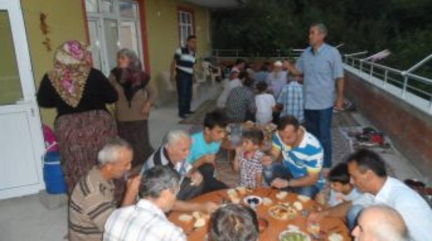 &Ccedil;amlıbel k&ouml;y&uuml;nde toplu iftar verme geleneği s&uuml;rd&uuml;r&uuml;l&uuml;yor