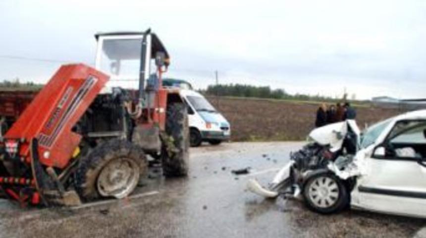 Trakt&ouml;r ile otomobil &ccedil;arpıştı 17 yaralı