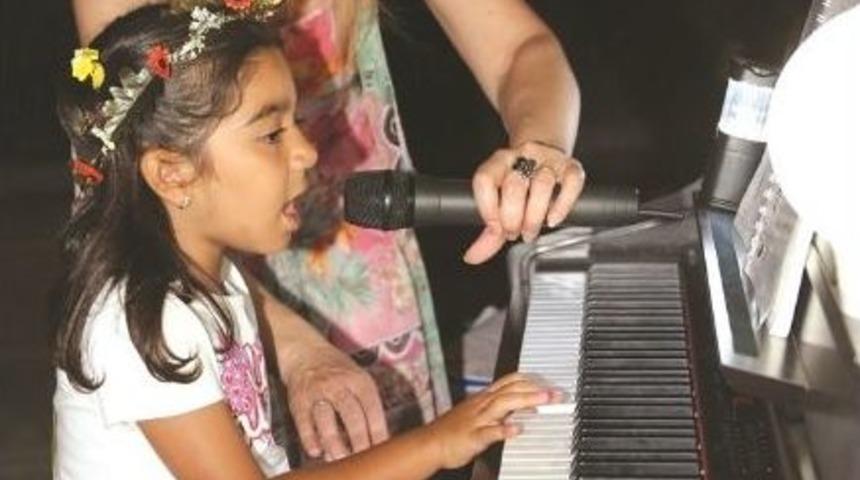 Sel&ccedil;uk'ta Piyano Tınıları İle Dolu Bir Gece Yaşandı