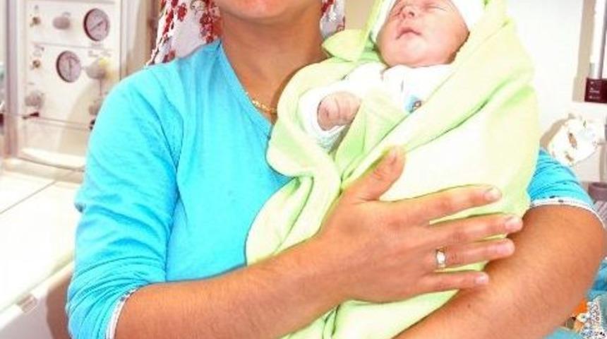 "yaşamaz" Denilen Bebek Hayata Tutundu