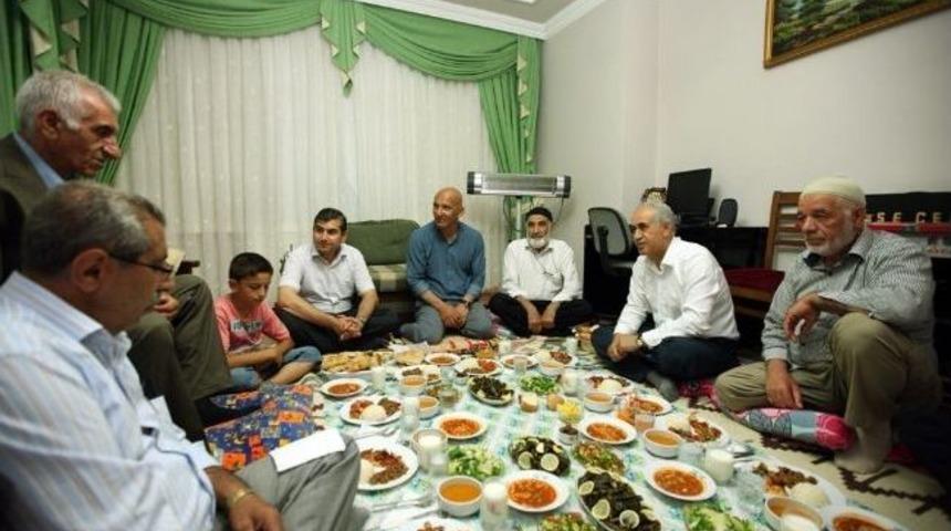 Kartal Belediye Başkanı Altınok &Ouml;z, Halkın Sofrasında Oru&ccedil; A&ccedil;tı