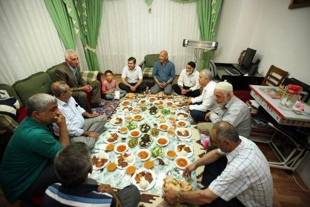 Kartal Belediye Başkanı Altınok Öz, Halkın Sofrasında Oruç Açtı