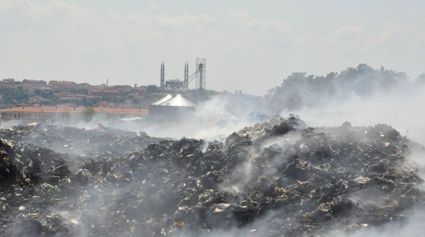 Edirne &Ccedil;&ouml;pl&uuml;ğ&uuml;ndeki Yangın: İtfaiye Ekiplerinin M&uuml;dahalesi S&uuml;r&uuml;yor