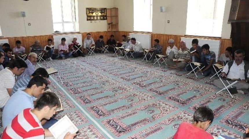 Ahlat'taki Camilerde Hafızlar Mukabele Okuyor