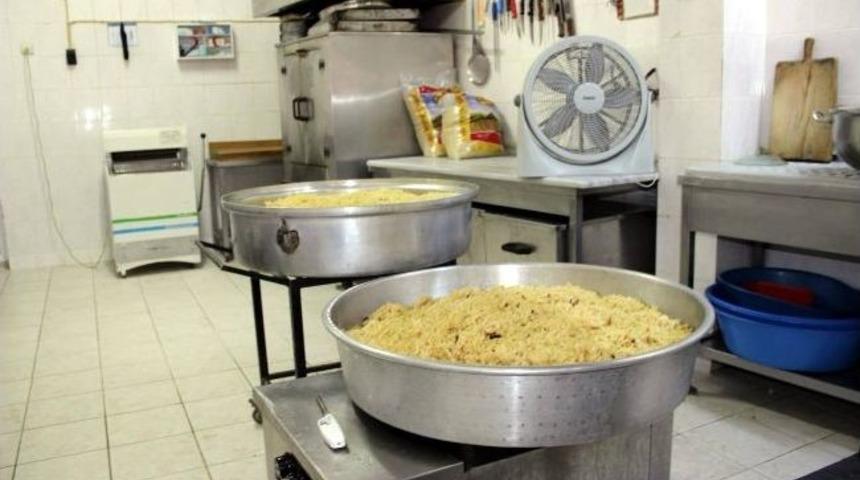 Salihli Aşevi&rsquo;nde 1200 Kişiye Yemek &Ccedil;ıkıyor