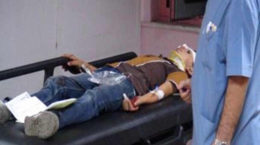 &Ccedil;&ouml;p Kamyonu Otomobille &Ccedil;arpıştı: 3 Yaralı