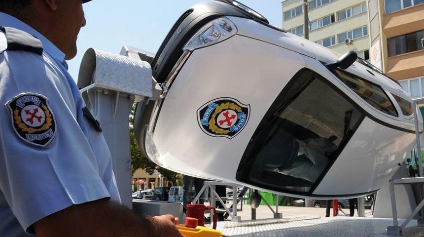 Emniyet Müdürü, Emniyet Kemerinin Faydasını, Ters Dönen Araca Binerek Gösterdi