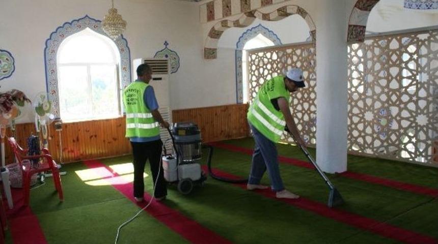 Tekkek&ouml;y'de Camiler Temizleniyor