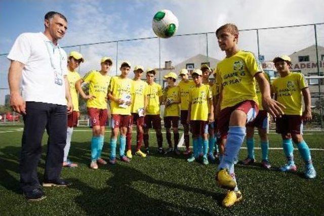 FIFA Fair-Play Günü'nde Eski Yıldızlar Çocuklarla Buluştu