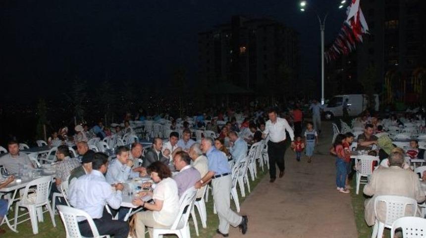 İzmit'te İlk Mahalle İftarı Top&ccedil;ular&rsquo;da