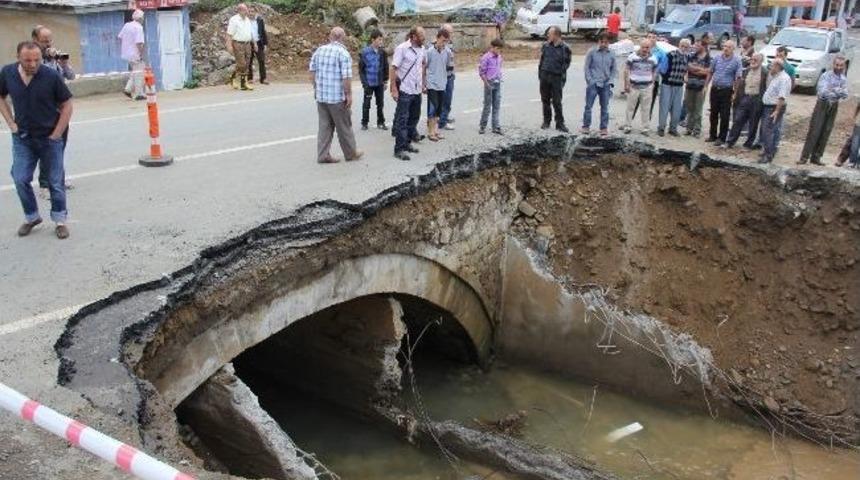 Kazı Sırasında Ortaya &Ccedil;ıkan Tarihi K&ouml;pr&uuml; K&ouml;y&uuml; İkiye B&ouml;ld&uuml;