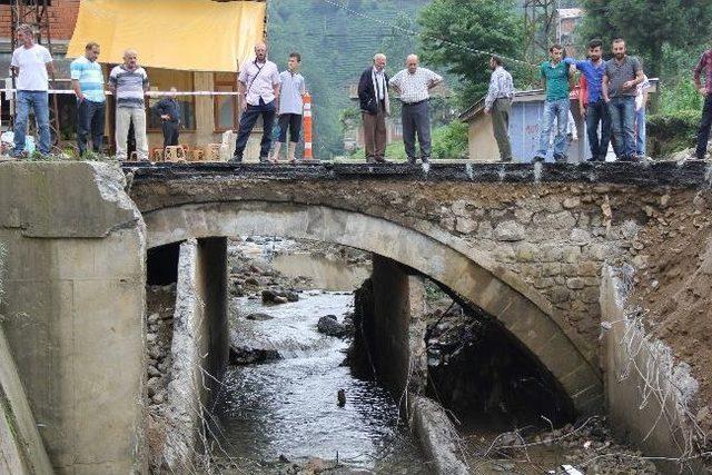 Kazı Sırasında Ortaya Çıkan Tarihi Köprü Köyü İkiye Böldü