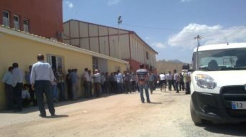 Otomobili Sollarken Duvara &Ccedil;arptı: 1 &Ouml;l&uuml;, 1 Yaralı