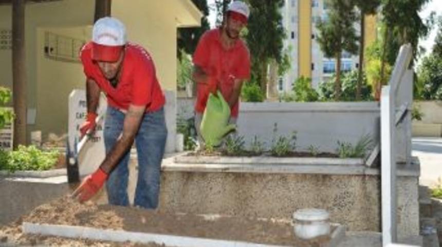 &Ccedil;iğli'de Mezarlıklara Ramazan Temizliği...