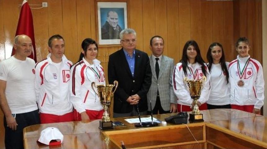 Çankırı Valisi Özcan'dan Başarılı Sporculara Ödül