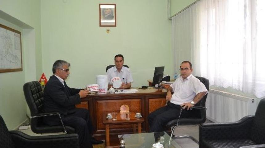 Sokak Hayvanları İ&ccedil;in Su Kapları Bırakma &Ccedil;alışması