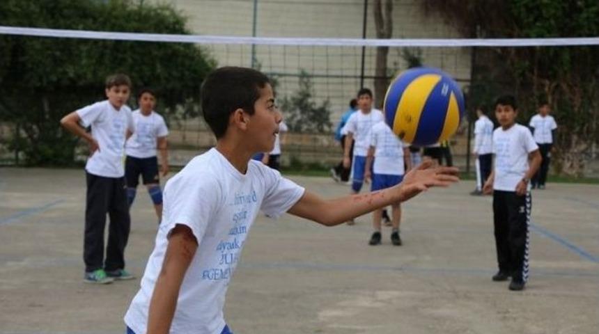 Sel&ccedil;uk'ta "k&ouml;r Voleybolu" Zevki...