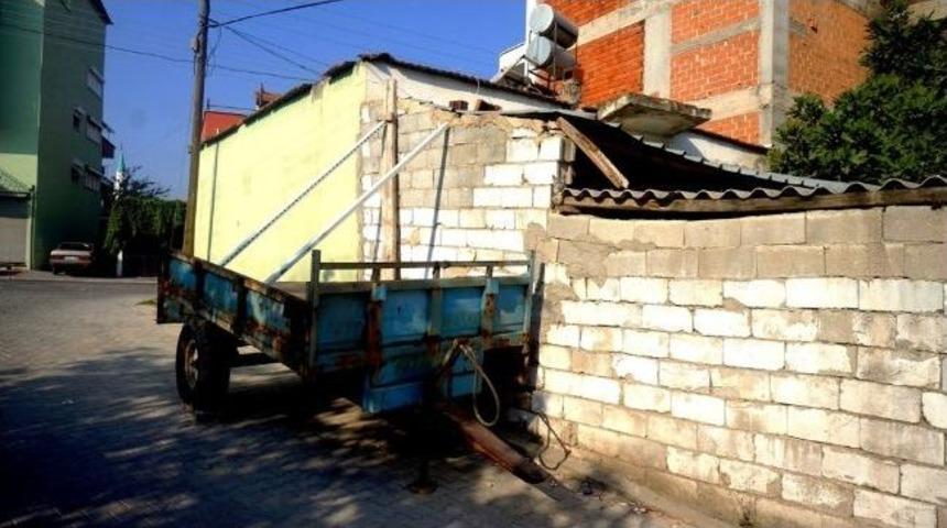 Sarıgöl'de Fay Hasarına Köylüden Pratik Çözüm...