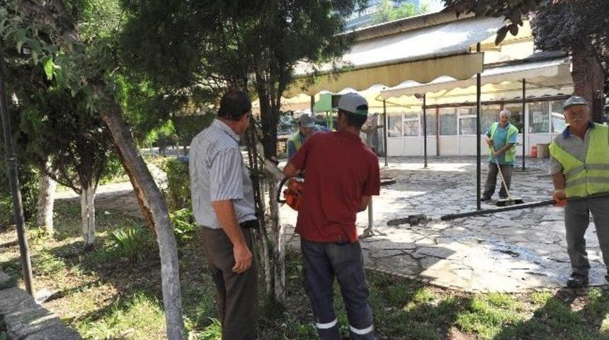 Cemalettin K&ouml;kl&uuml; Parkı&rsquo;nda Temizlik &Ccedil;alışmaları