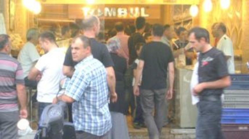 Pide Kuyruğu&rsquo;nda Tatlı Telaş