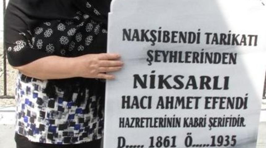 Dedesinin T&uuml;rbesinde G&ouml;zyaşı D&ouml;kt&uuml;