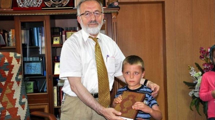 M&uuml;ft&uuml; Şahin, Kur&rsquo;an-ı Kerim'e Ge&ccedil;en &Ouml;ğrencilere Kuran-ı Kerim Hediye Etti