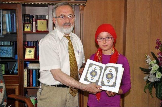 M&uuml;ft&uuml; Şahin, Kur&rsquo;an-ı Kerim e Ge&ccedil;en &Ouml;ğrencilere Kuran-ı Kerim Hediye Etti 1