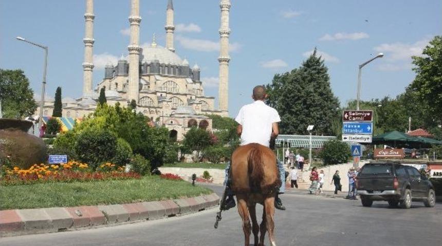 Atıyla Işıklarda Bekledi, Ara&ccedil;larla Yol Aldı