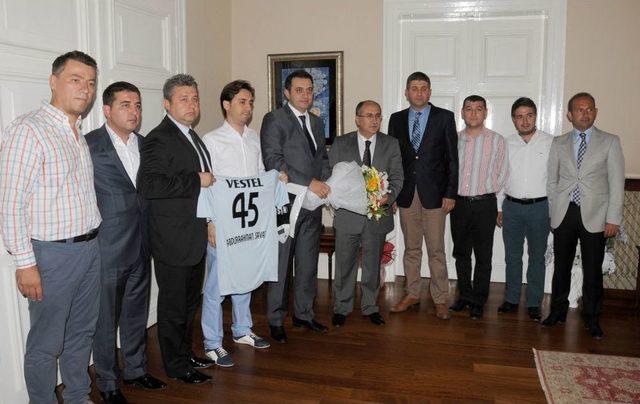 Vali Savaş Manisaspor a Destek I&ccedil;in Ortak &Ccedil;alışma S&ouml;z&uuml; Verdi 1