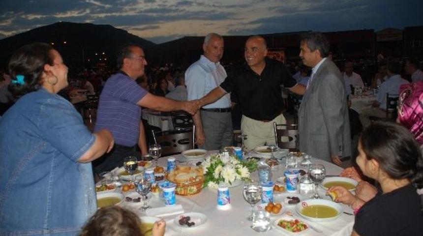 Sd&uuml;'den İftar Yemeği