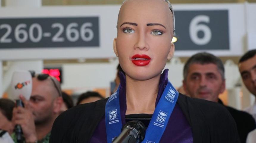 Robot Sophia G&uuml;rcistan'da!