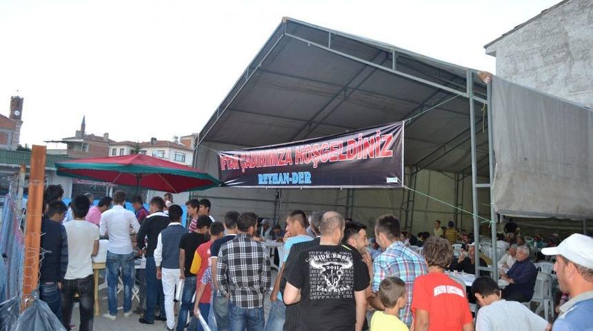 Reyhan-Der Her G&uuml;n 300 Kişiye Iftar Veriyor