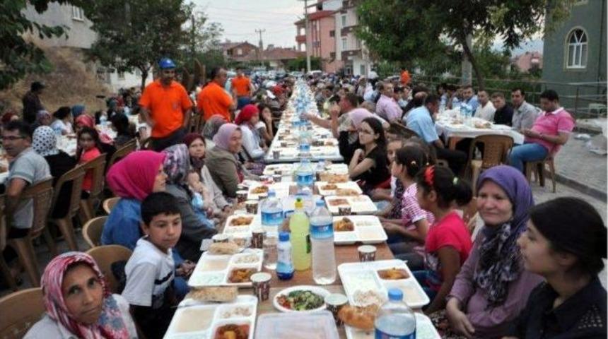 Bigadi&ccedil;'te İftar Sofraları Sokaklarda Kuruluyor