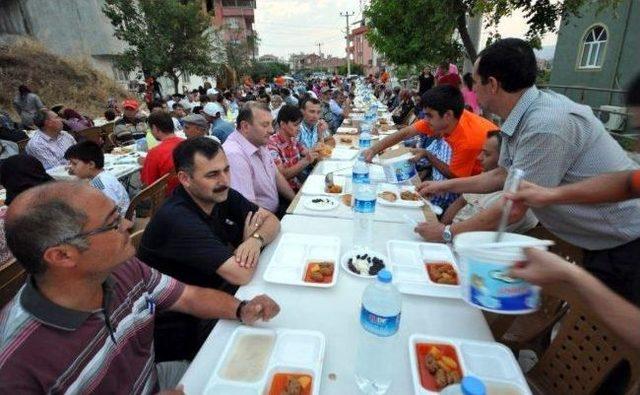 Bigadiç'te İftar Sofraları Sokaklarda Kuruluyor