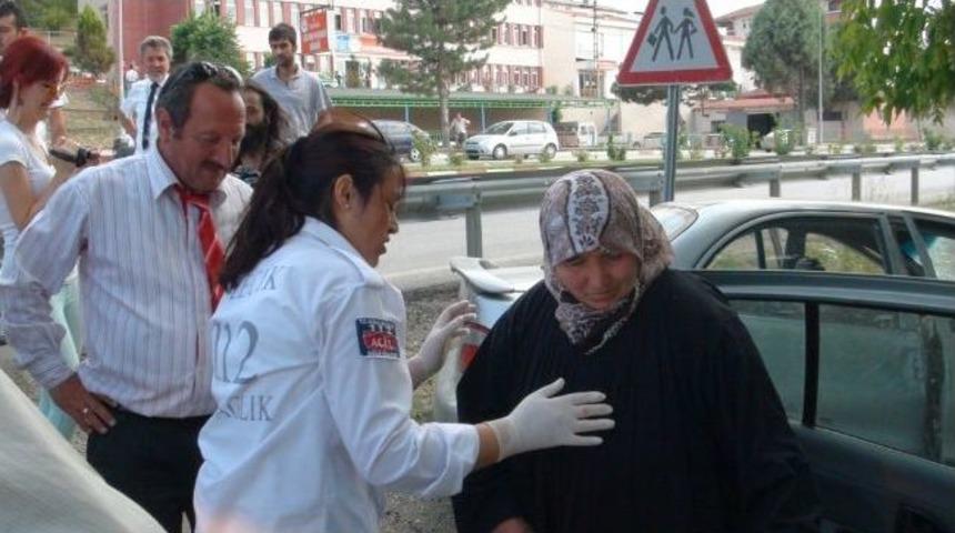 Park Halindeki Otomobile &Ccedil;arptı: 2 Yaralı