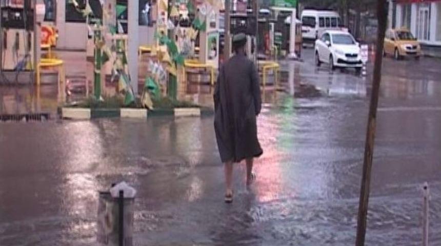 Kars&rsquo;ta 10 Dakika Yağan Yağmur Caddeleri G&ouml;le &Ccedil;evirdi