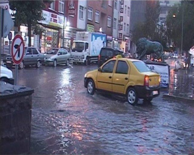 Kars’ta 10 Dakika Yağan Yağmur Caddeleri Göle Çevirdi