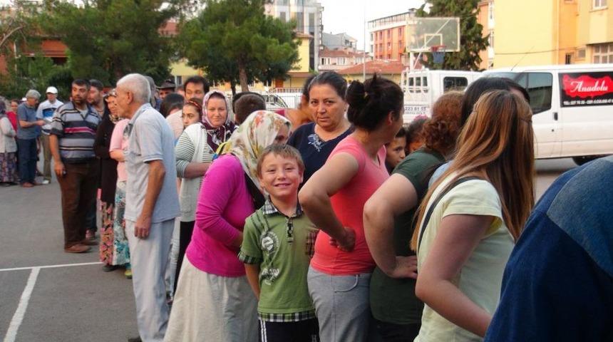 Kimse Yok Mu Derneği Uşak'ta Iftar &Ccedil;adırını Gelenekselleştirdi