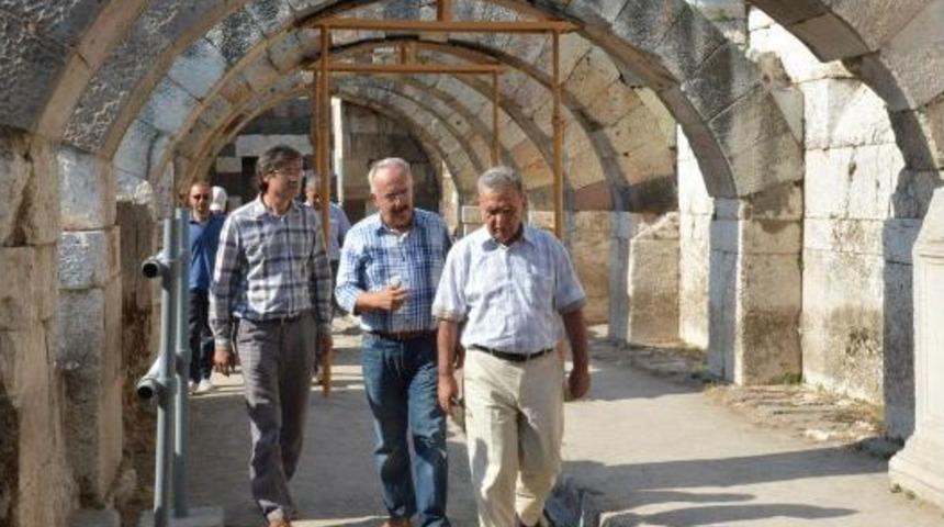 İzmir Antik Agora'da Duvar Yazısı Koleksiyonu Bulundu