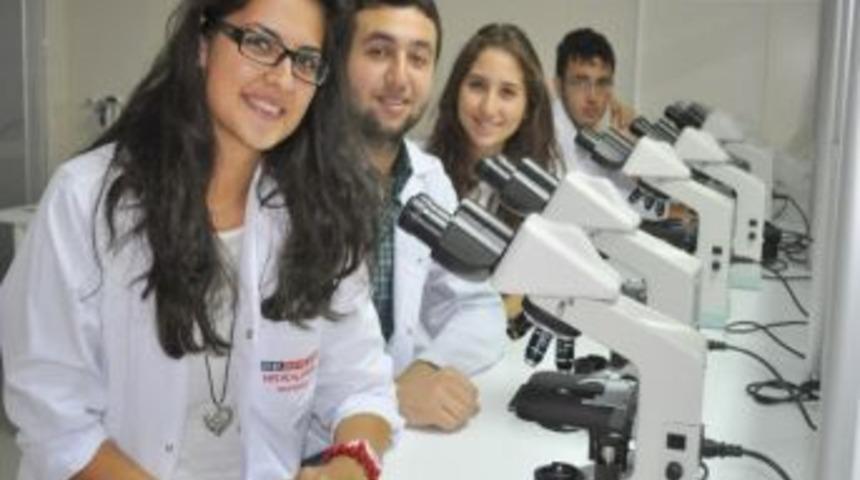 İzmir &Uuml;niversitesi Tıp Fak&uuml;ltesi Yeni &Ouml;ğrencilerini Bekliyor
