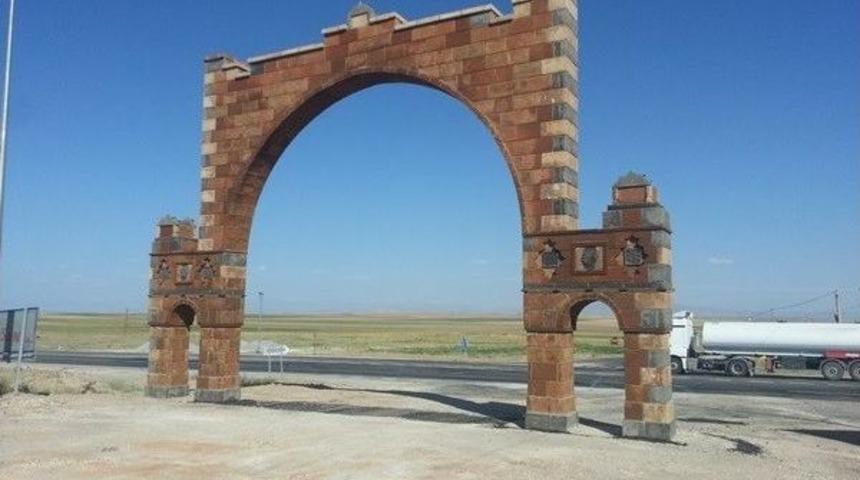 Aydınlar Belde Girişine Sel&ccedil;uklu Motifli Kemer