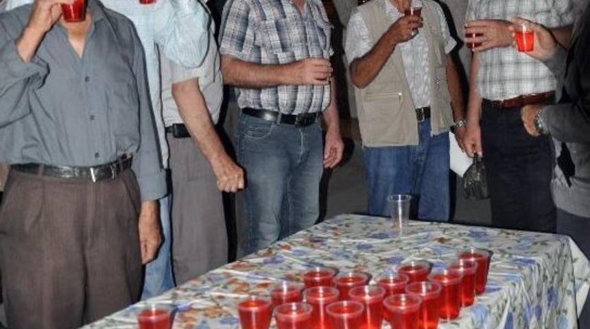 G&ouml;reme'de Teravih Sonrası Şerbet İkramı İlgi G&ouml;r&uuml;yor