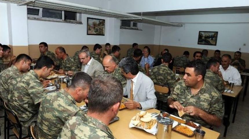 Vali Karaloğlu, İftarını Mehmet&ccedil;ikle Yaptı