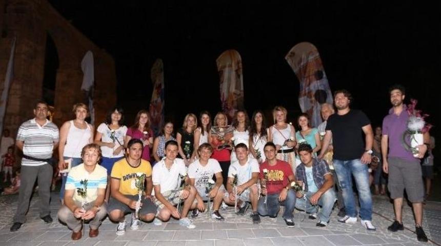 Sel&ccedil;uk'ta Halk Gecelerinin Temposu D&uuml;şm&uuml;yor